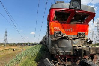 Ρωσία: Σύγκρουση τρένου με πάνω από 800 επιβάτες με φορτηγό – Αναφορές για 100 τραυματίες