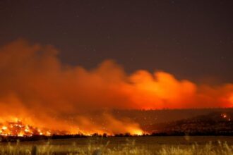 ΗΠΑ: Η δασική πυρκαγιά στην Καλιφόρνια διώχνει χιλιάδες κατοίκους από τις εστίες τους