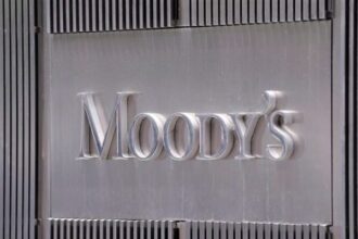 Χρησμοί – καμπανάκι από Moody’s για την ελληνική οικονομία – Δημοσιονομική πρόκληση το δημογραφικό