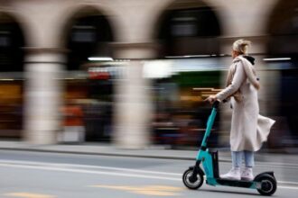 Ηλεκτρικά πατίνια: Ακόμα μια μεγάλη πόλη απαγόρευσε τις ενοικιάσεις στους δρόμους της