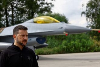 Ουκρανία: Παρουσίασε τα πρώτα F-16, αλλά σκέφτεται να…τα παρκάρει αλλού